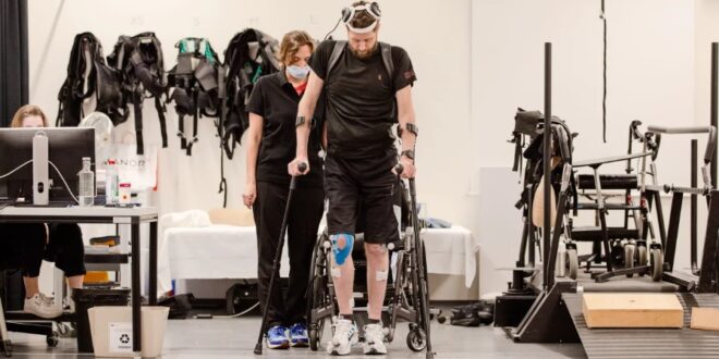 مصاب بالشلل يمشى مجددا باستخدام جهاز يعيد ربط الدماغ بالعضلات