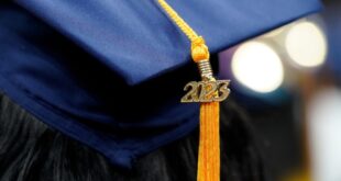 ملياردير يفاجئ خريجى جامعة ماساتشوستس في بوسطن بمبلغ 1000 دولار لكل منهم