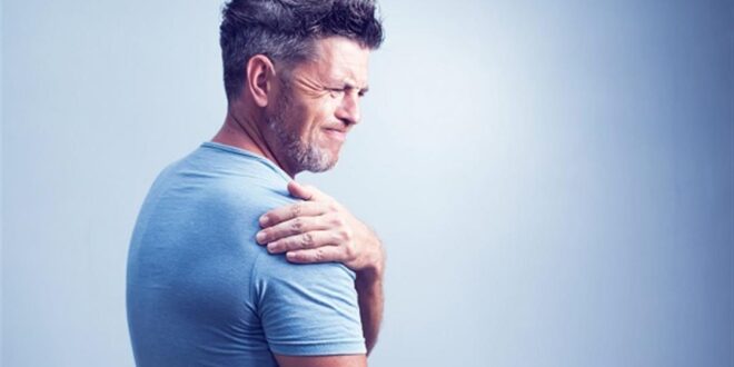 6 أسباب وراء استيقاظك مع الشعور بألم في الكتف