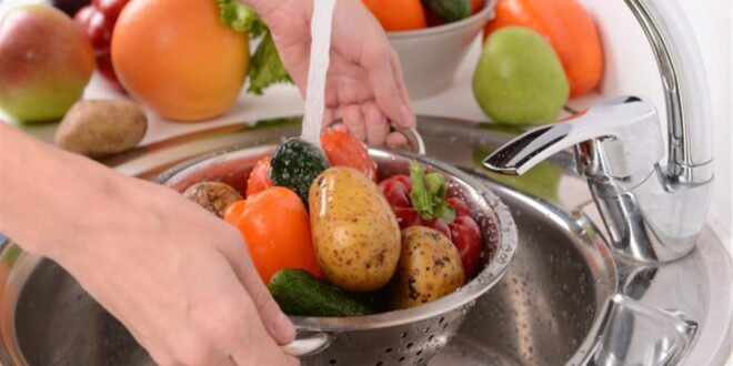 أسوأ 3 طرق لغسل الفواكه والخضروات.. إليك الآمنة