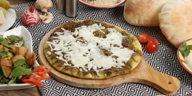 طريقة عمل بيتزا بالزعتر والجبنة