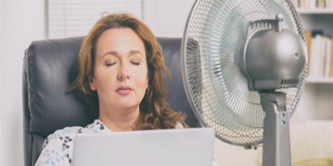 هل تقف أمام المروحة في الطقس الحار؟.. إليك أضرار هذه العادة