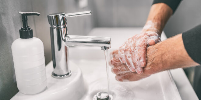 7 أشياء يجب غسل اليدين فور ملامستها.. النقود ومنيو المطاعم الأبرز