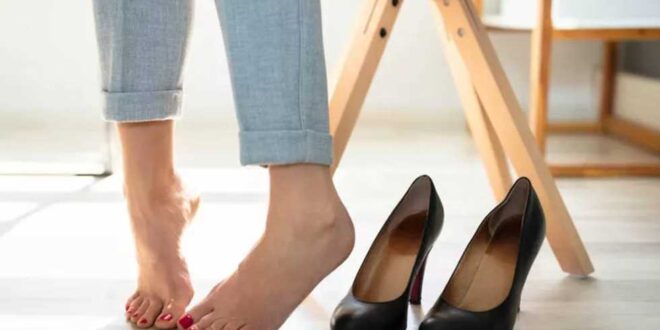 7 علاجات منزلية للقضاء على تعرق القدمين واليدين.. منها خل التفاح