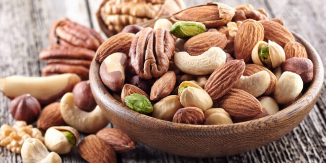 الحارة والمقلية والمكسرات.. أطعمة احذر تناولها على معدة فارغة