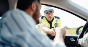 عاطل روسى يرتدى زيا شرطيا ويعمل مع رجال المرور لمدة شهرين