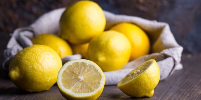 4 أشياء لا تستخدم الليمون في تنظيفها.. منها الملابس الداكنة