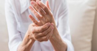 6 أطعمة تساعد فى تخفيف شدة آلام التهاب المفاصل.. منها المكسرات والثوم