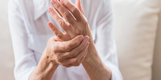 6 أطعمة تساعد فى تخفيف شدة آلام التهاب المفاصل.. منها المكسرات والثوم