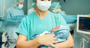 أسترالى يقاضى مستشفى سمح بحضوره الولادة القيصرية لزوجته.. "سببت له صدمة"