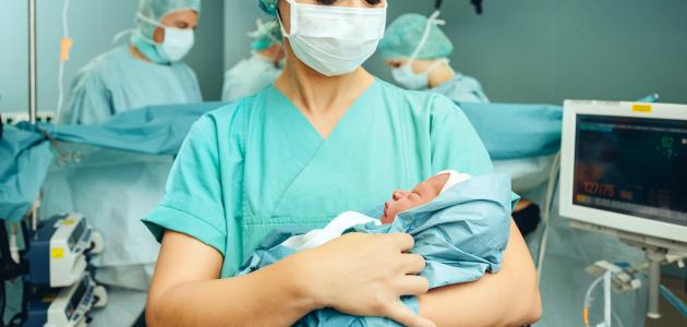 أسترالى يقاضى مستشفى سمح بحضوره الولادة القيصرية لزوجته.. "سببت له صدمة"
