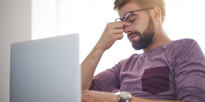 لو شغلك أمام الكمبيوتر.. 10 خطوات سهلة لتجنب آلام الرقبة