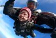 طفل اسكتلندى عمره 11 عامًا يسجل رقمًا قياسيًا جديدًا فى القفز بالمظلة