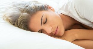 كيف تؤثر أغطية وسائدك على صحة بشرتك وشعرك؟