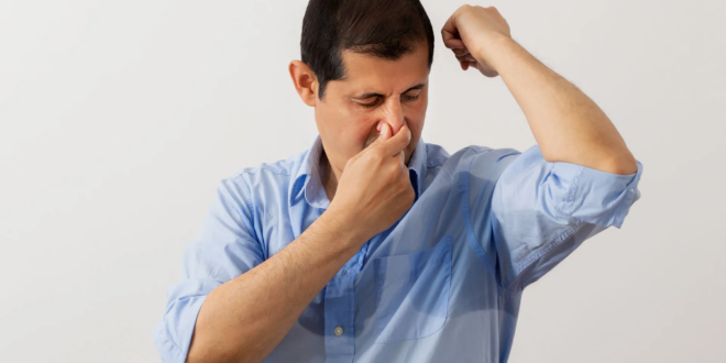 أسباب رائحة العرق الكريهة.. منها مشكلات صحية