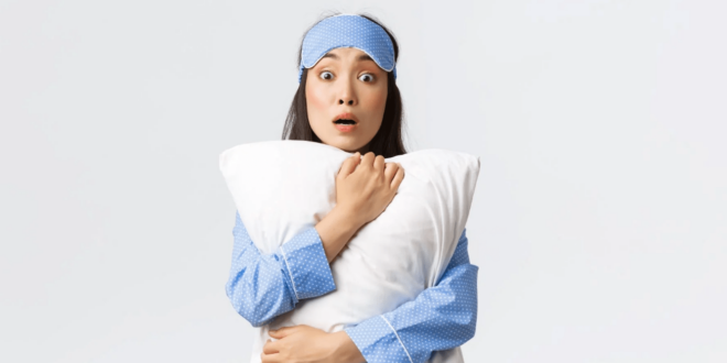 هل النوم بدون وسادة أفضل لصحتك وجودة نومك؟