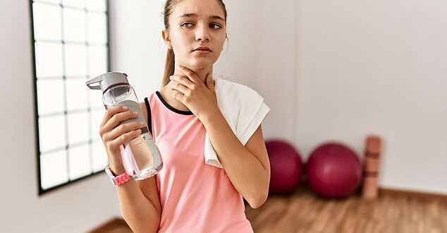 حالة فريدة.. فتاة أمريكية تعانى من شلل الأحبال الصوتية بعد إصابتها بكورونا