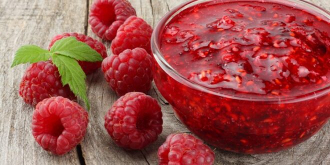 صوص التوت الأحمر لتزيين الحلويات