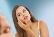 قلة غسيل الشعر وعدم نظافته تسبب مشاكل جلدية.. أبرزها حب الشباب