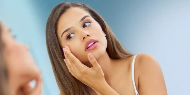 قلة غسيل الشعر وعدم نظافته تسبب مشاكل جلدية.. أبرزها حب الشباب