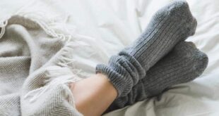 ماذا يحدث لجسمك عند النوم بالجوارب؟