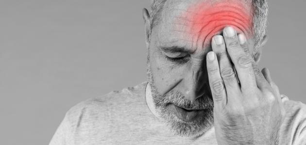 مشكلات مرضية تسبب "صداع العين" منها التهابات الأذن