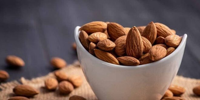 من مشاكل المعدة إلى زيادة الوزن.. الآثار الجانبية لتناول الكثير من اللوز