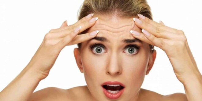 وصفات طبيعية للتخلص من تجاعيد الجبين.. من زيت جوز الهند للوز