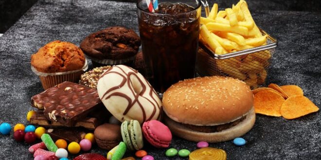 3 أطعمة تناولهم يسبب ظهور تجاعيد فى البشرة وعلامات تقدم العمر