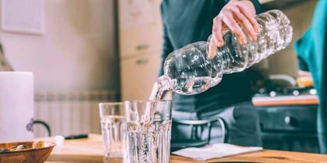 أسباب صحية تجعلك لا تشرب المياه في زجاجات بلاستيكية