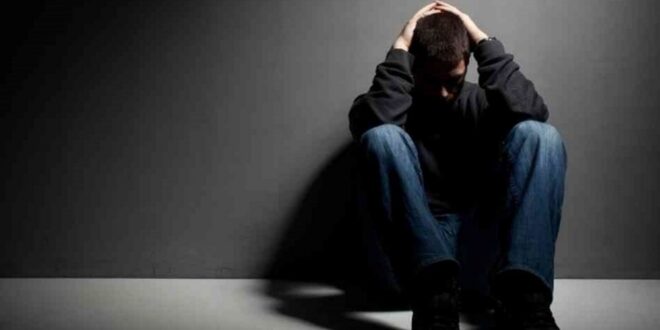 هل الشعور الدائم بالحزن والكآبة مرض يحتاج العلاج؟