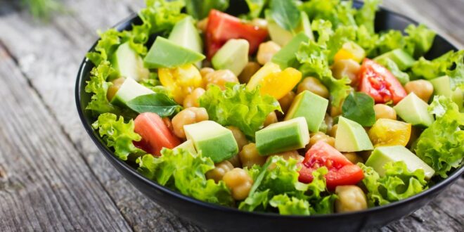 إضافات غير صحية لطبق السلطة.. منها المايونيز