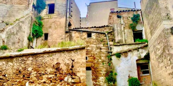 زوجان يشتريان منزلا فى صقلية مقابل يورو واحد