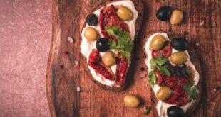 ساندويش اللبنة بالزيتون والأعشاب