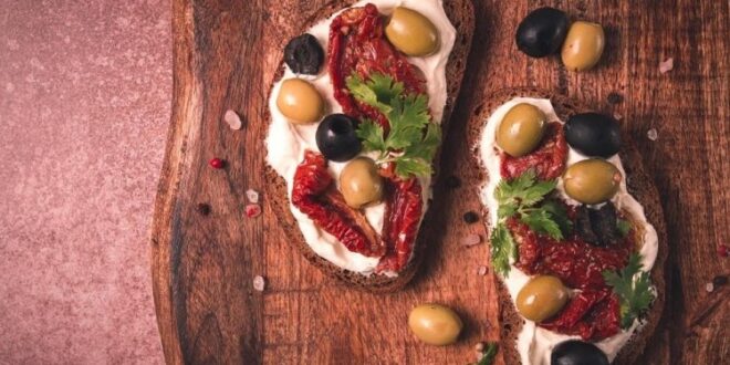 ساندويش اللبنة بالزيتون والأعشاب