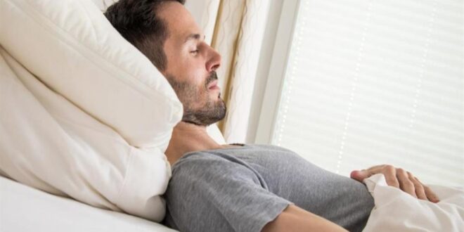 ماذا يحدث لجسمك عند النوم على ظهرك؟