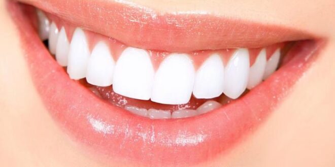 وداعًا للبقع الصفراء! 5 وصفات طبيعية لتبييض الأسنان في المنزل