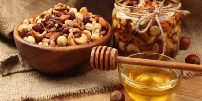 العسل والمكسرات مزيج صحي يعزز الفوائد ويقوي الجسم