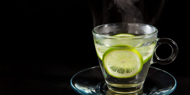 فوائد الماء الفاتر مع الليمون مشروب طبيعي يعزز صحتك