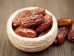 فوائد التمر مع اللوز مزيج صحي يعزز الطاقة ويحسن الصحة