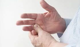 ألم الأصابع المتكرر: أسباب شائعة ومتى يجب زيارة الطبيب؟