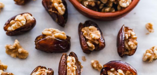 الجوز مع التمر: مزيج صحي يعزز الطاقة ويحمي القلب