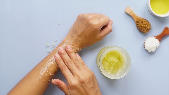 سكراب الزيت والسكر: سر البشرة الناعمة والمتوهجة طبيعيًا