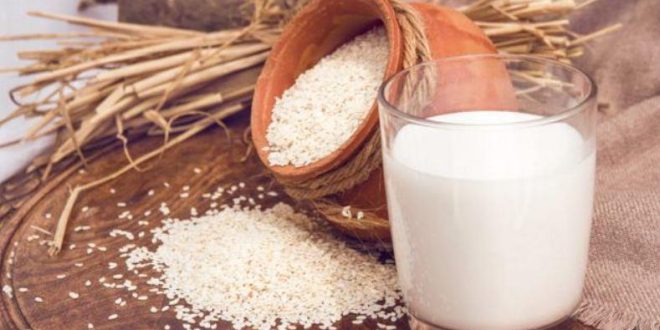 حليب السمسم.. مشروب نباتي مغذّي يزداد انتشارًا وفوائد صحية مذهلة