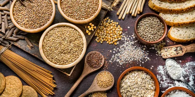 تُعدّ الحبوب الكاملة مثل الشوفان، القمح الكامل، والأرز البني من أفضل مصادر الطاقة للأطفال، فهي غنية بالألياف والفيتامينات والمعادن التي تحافظ على صحة الجهاز الهضمي.