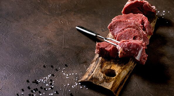 مخاطر تناول اللحم النيء وتأثيراته الصحية