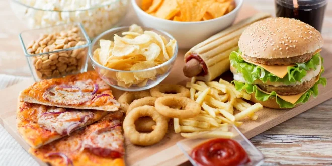 الوجبات السريعة… بين الراحة اليومية والتأثيرات الصحية الخفية